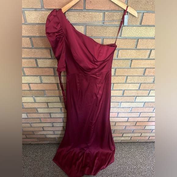 NWT Mac Duggal Satin One Shoulder Puff Sleeve Trumpet Gown Deep Red 55632 Size 2 - Picture 3 of 8